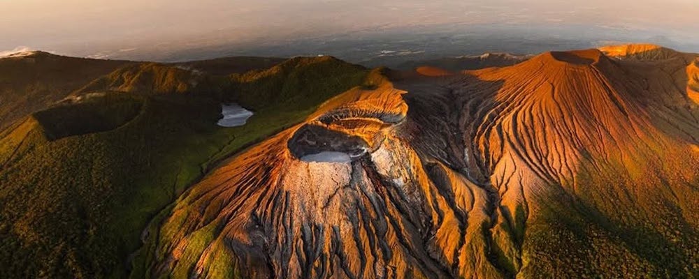 Parc national Rincón de la Vieja – Voyage sur mesure au Costa Rica Coucher de soleil sur les paysages volcaniques du parc national Rincón de la Vieja, dans le Guanacaste au Costa Rica