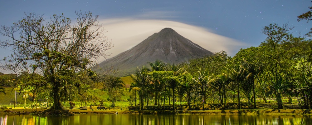 Volcan Arenal, La Fortuna Volcan Arenal Costa Rica, cône volcanique parfait entouré de forêt tropicale