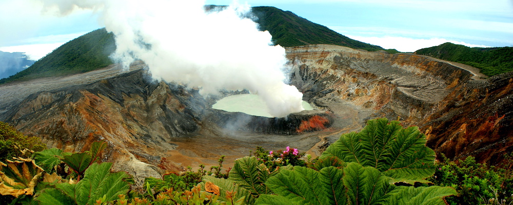 Volcan Poas entouré de forêt tropicale au Costa Rica