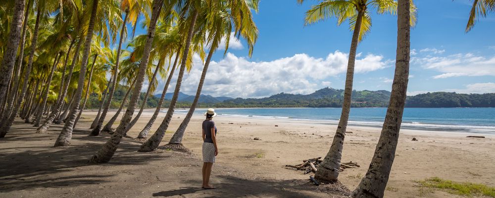 Plage de Sámara – Circuit plages au Costa Rica Plage de sable bordée de cocotiers à Sámara, sur la péninsule de Nicoya, côte Pacifique du Costa Rica