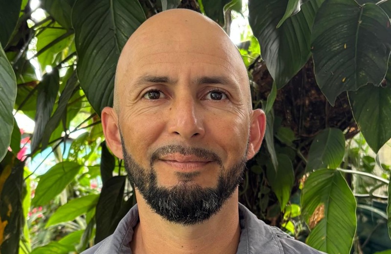 Milton, guide naturaliste, avec des voyageurs au Costa Rica
