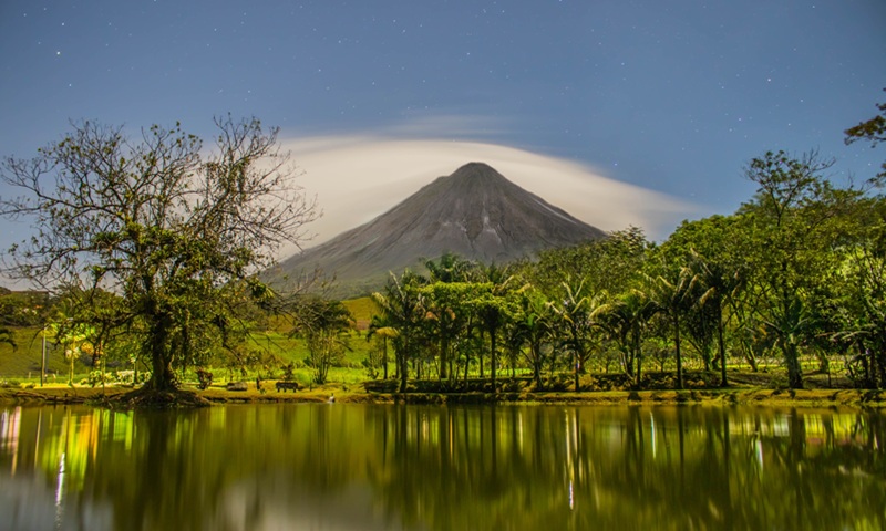 Volcan Arenal, cône parfait entouré de forêt tropicale, Costa Rica