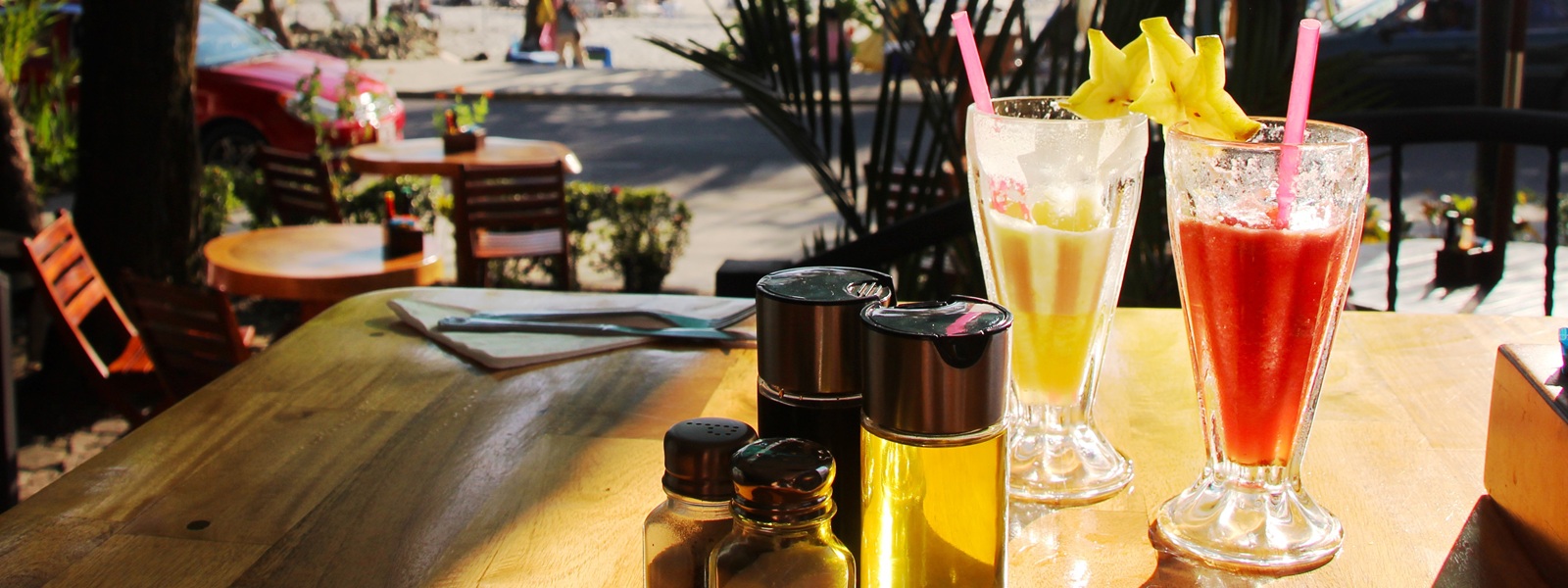 Jus de fruits frais décorés de carambole sur une terrasse face à la plage, Costa Rica