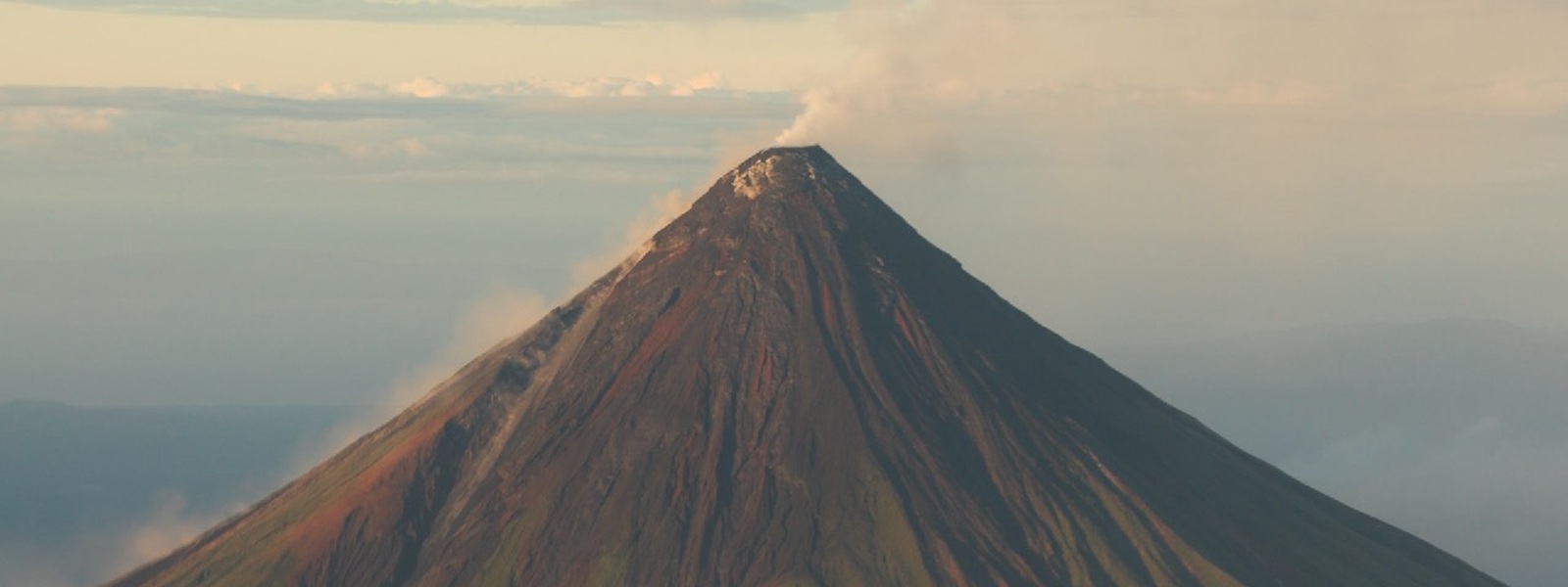 Volcan Arenal, cône parfait entouré de forêt tropicale, Costa Rica